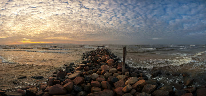 камни в море