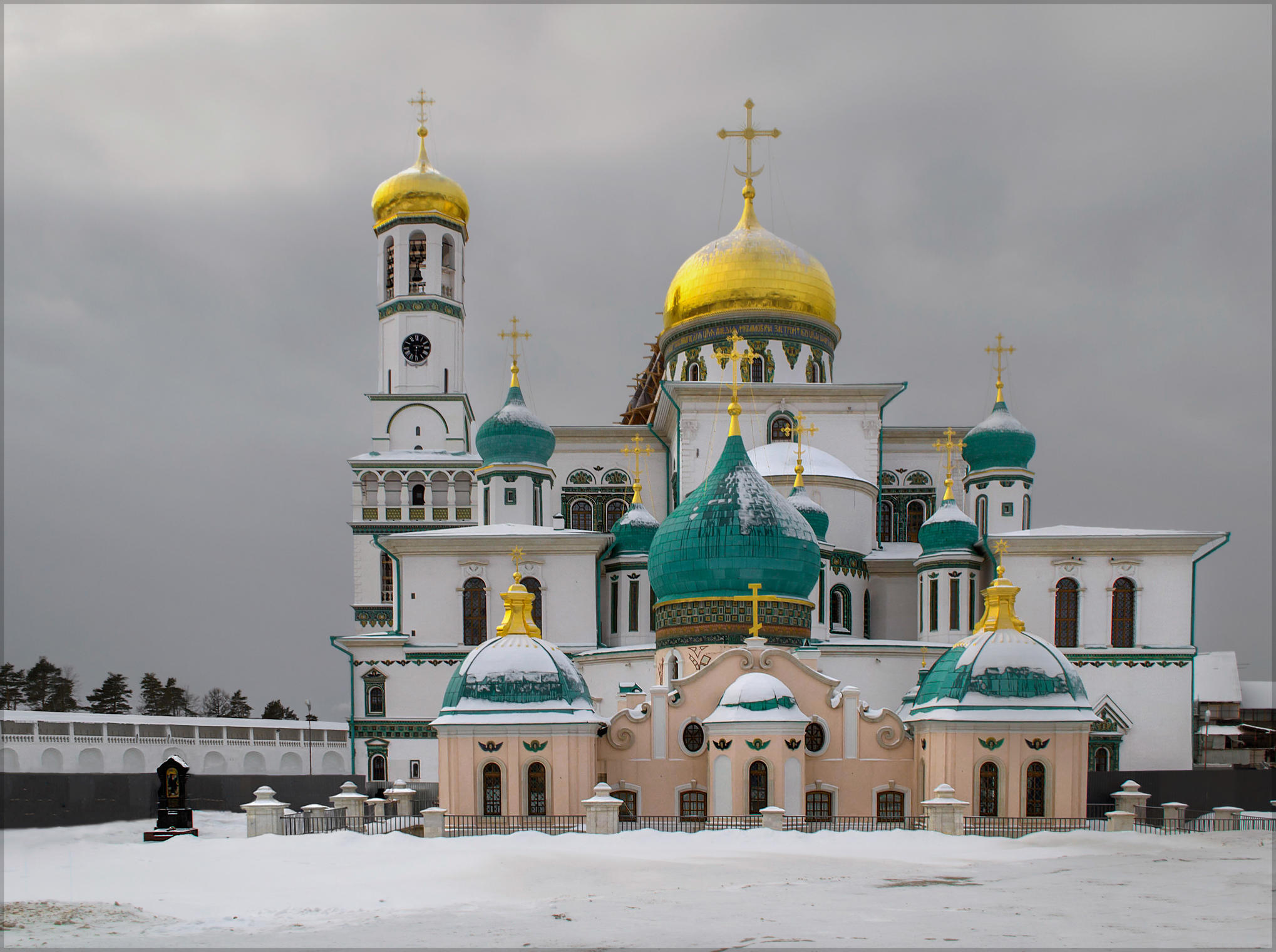 Зимой Воскресенский собор Новоиерусалимского монастыря