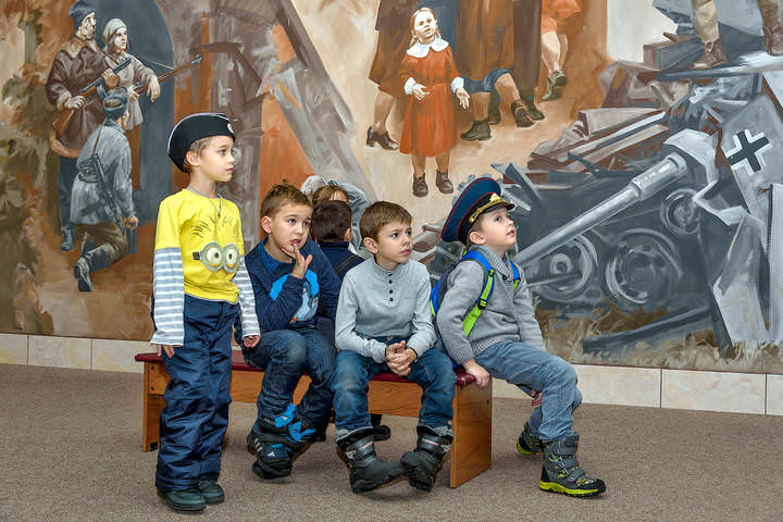 В музее.