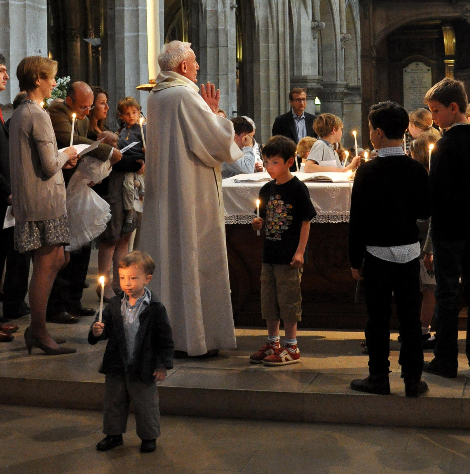 Какое сегодня католическое. Дети в католическом храме. Крещение детей в католической церкви. Католические мальчики. Крещение у католиков.