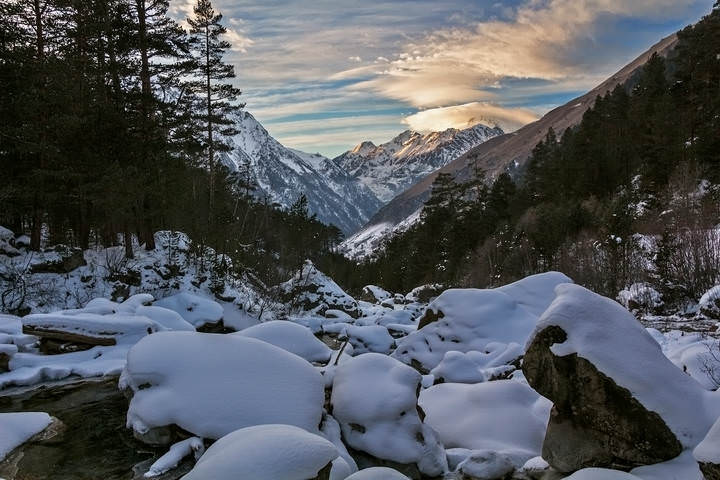 засыпает Эльбрус, шапкой укрываясь...