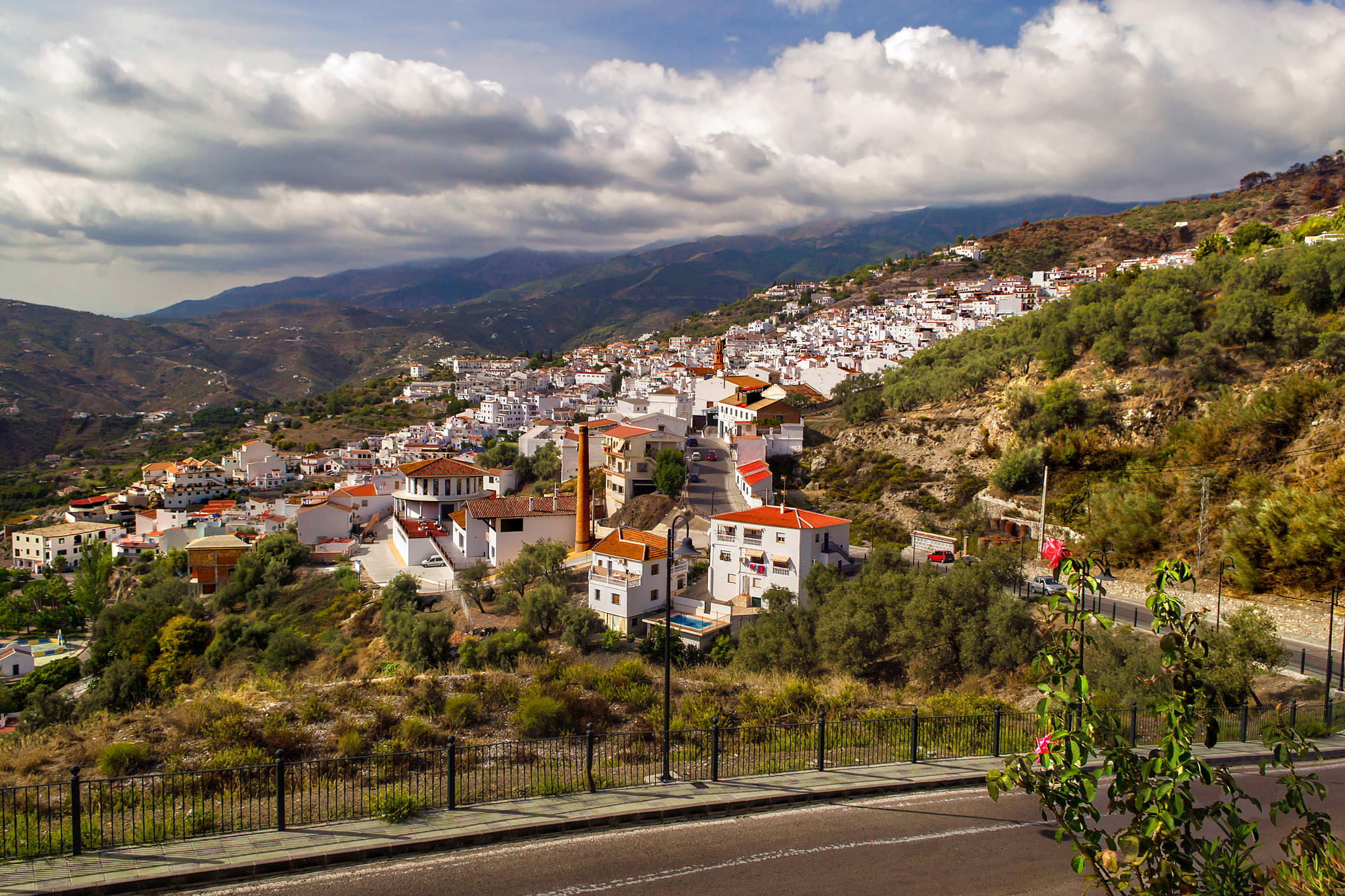 White village. Белые деревни Андалусии. Деревня в Андалусии. Испания Андалусия белые деревни. Белые деревушки Андалусии.