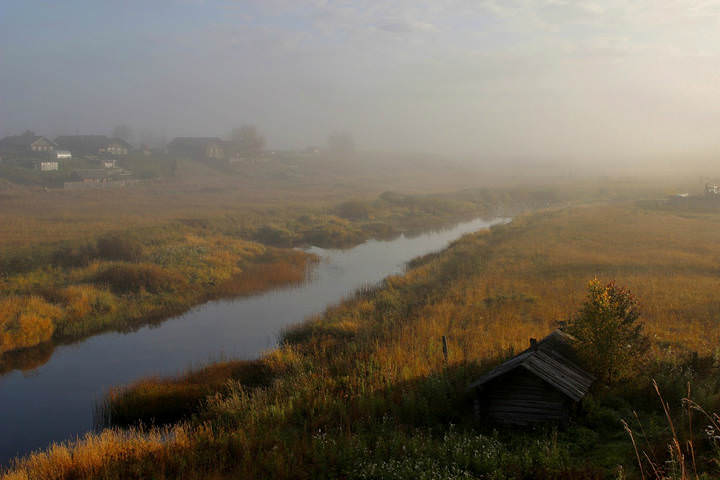 Легкой дымкой осенний туман.