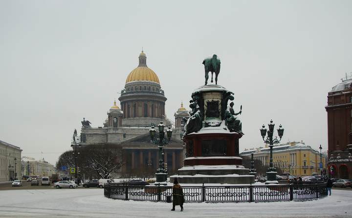 Налетела грусть, Что ж, пойду пройдусь, Мне ее делить не с кем...