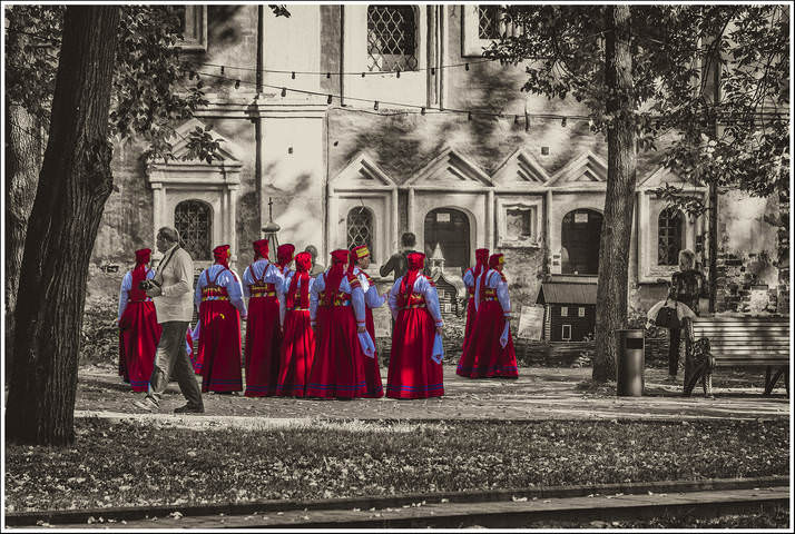 Люди в красном