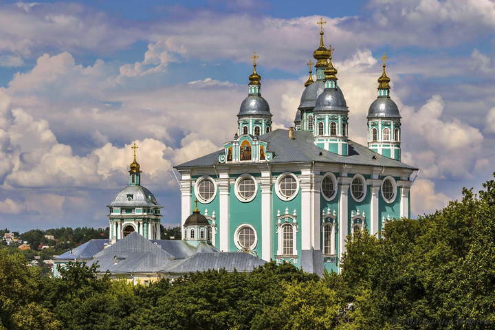 Собор Успения Пресвятой Богородицы - кафедральный собор Смоленской епархии Русской православной церкви. .