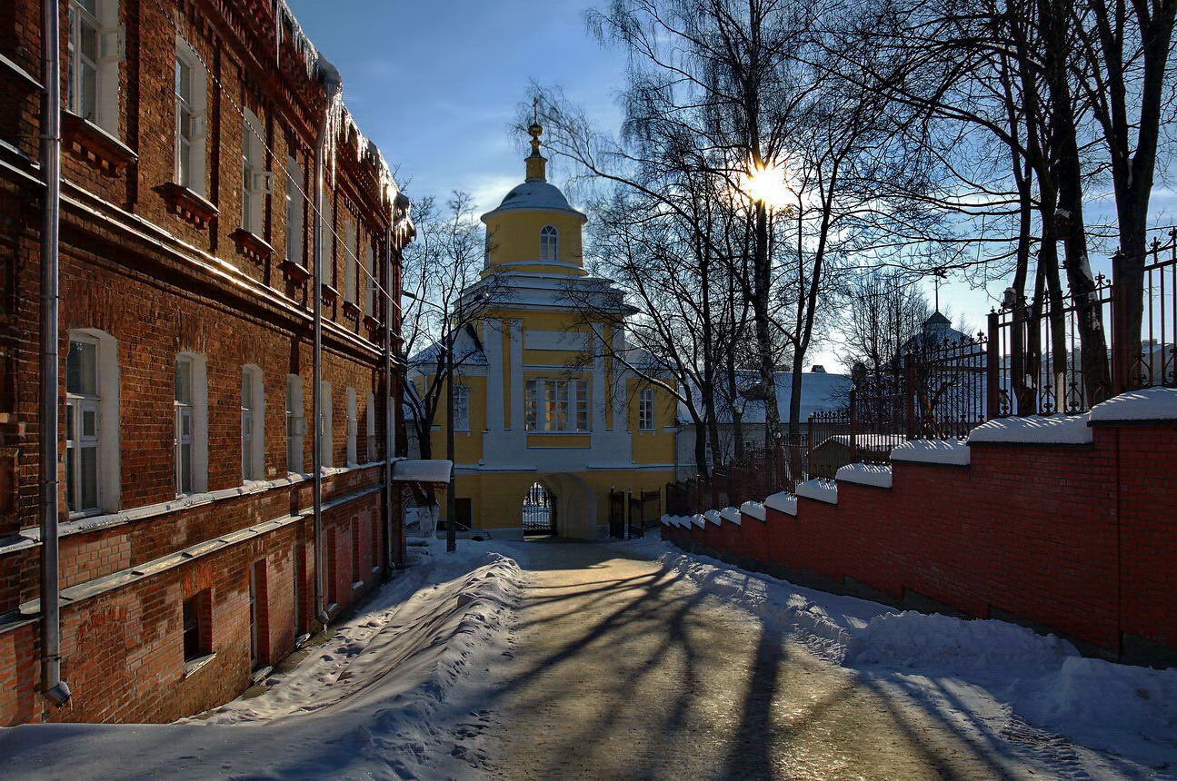  Старинный двор монастыря