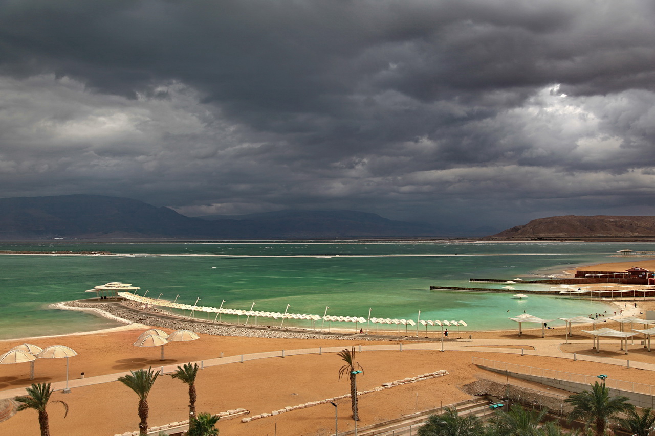 В феврале на Мертвом море...3 дня дождило.
