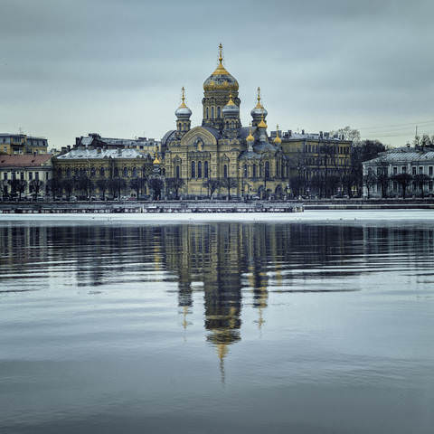 В город на Неве пришла весна