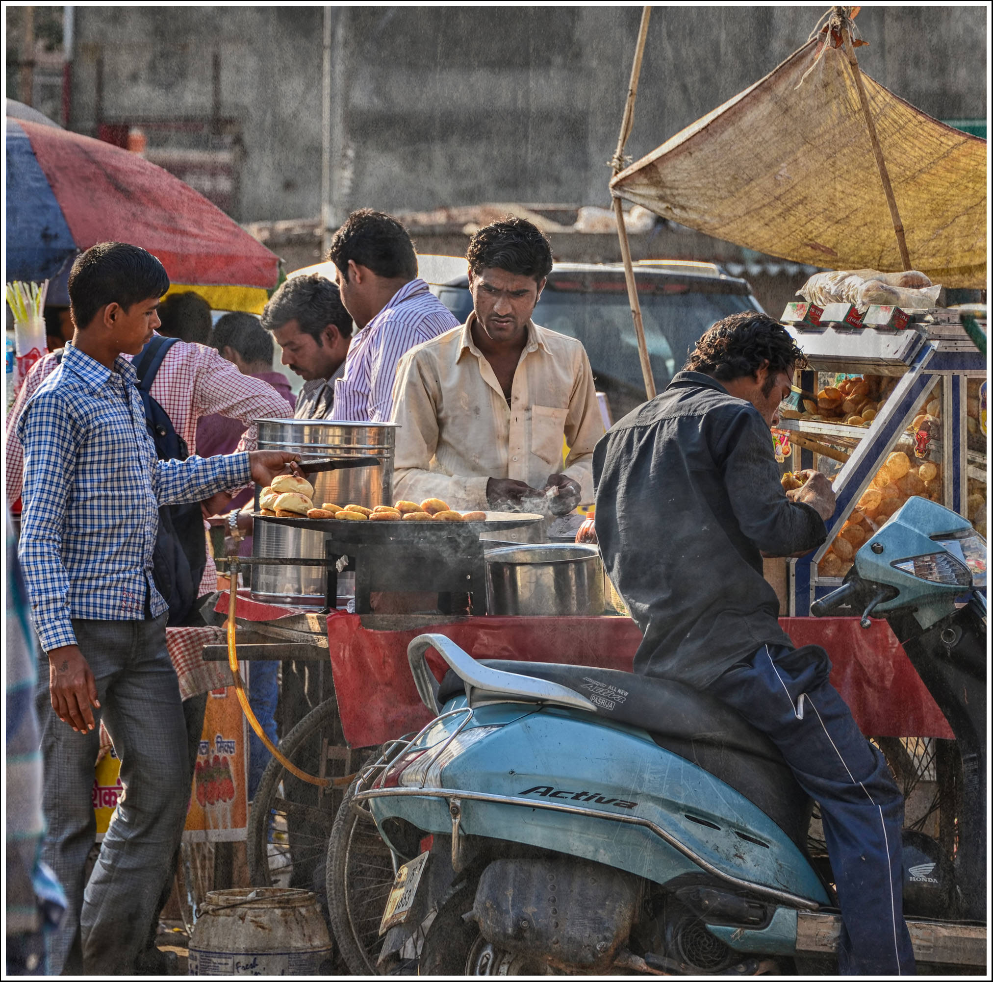 На улицах Дели. Продавец печеного