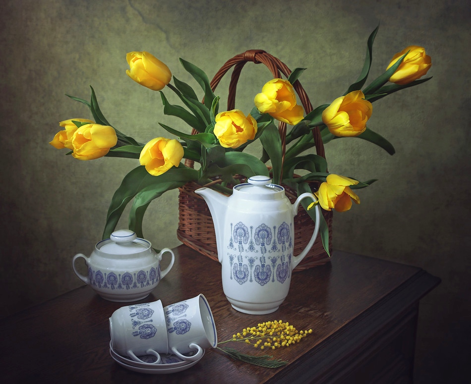 Натюрморт с желтыми тюльпанами