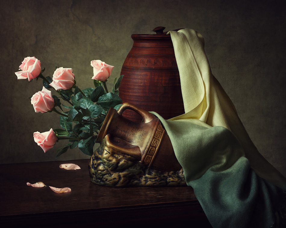Натюрморт с розовыми розами