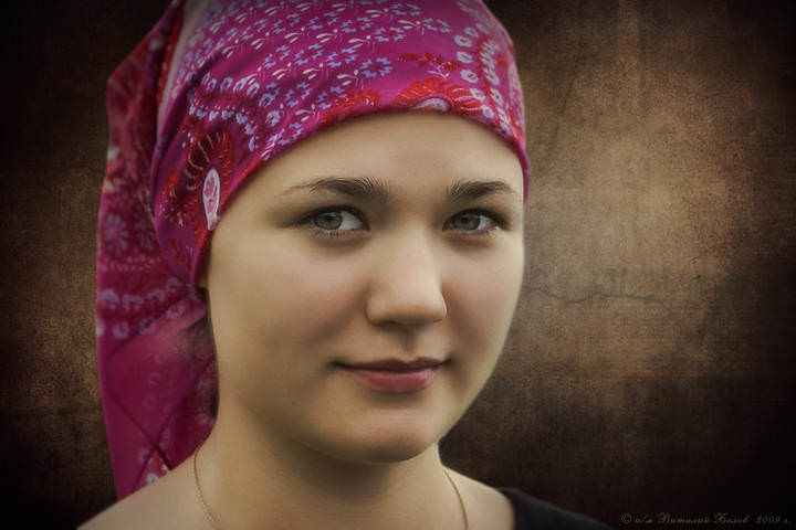Девушка в красном платке