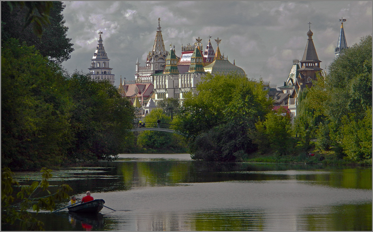 Вид на Измайловский Кремль с Серебряно-Виноградного пруда.