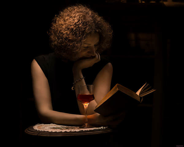 ...И всегда открывается книга  В том же месте. И странно тогда:  Все как будто с прощального мига  Не прошли невозвратно года... (А. Ахматова)