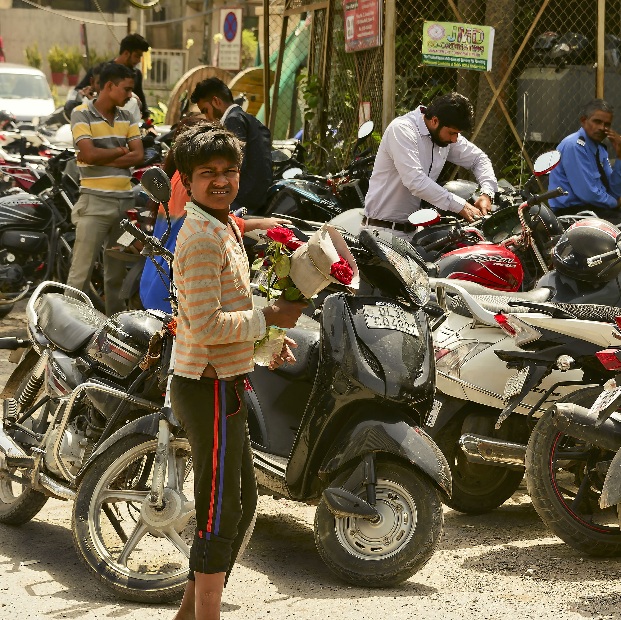 На улицах Дели. Продавец цветов.