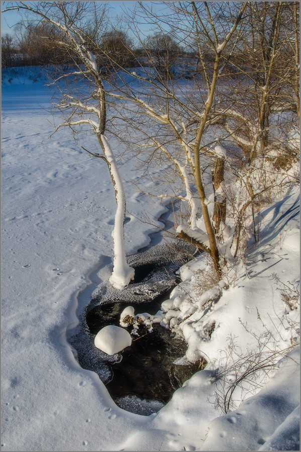 Побережье скрытой подо льдом реки