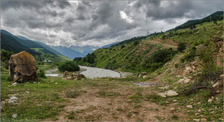 Река бегущая среди гор