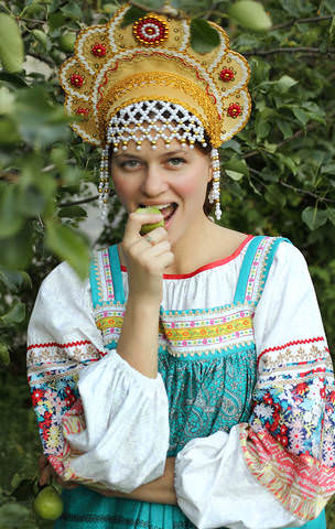 барышня с яблочком)