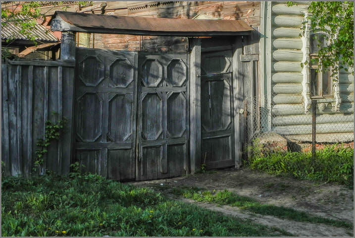 Цветение у старого дома