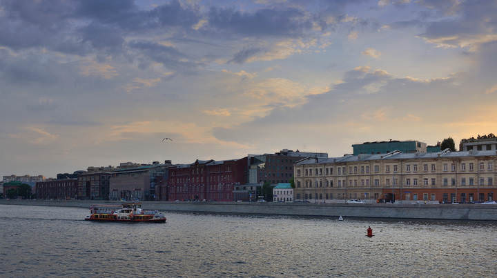 Шёл кораблик по реке