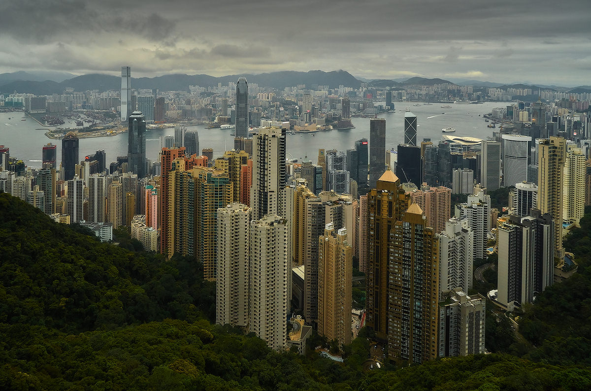 Гонконг городок небольшой...
