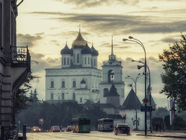 Над городом...