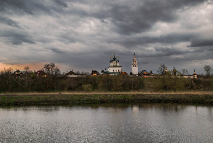 Зажглись огоньки на другом берегу..