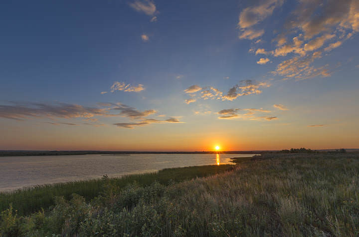 Закат на реке