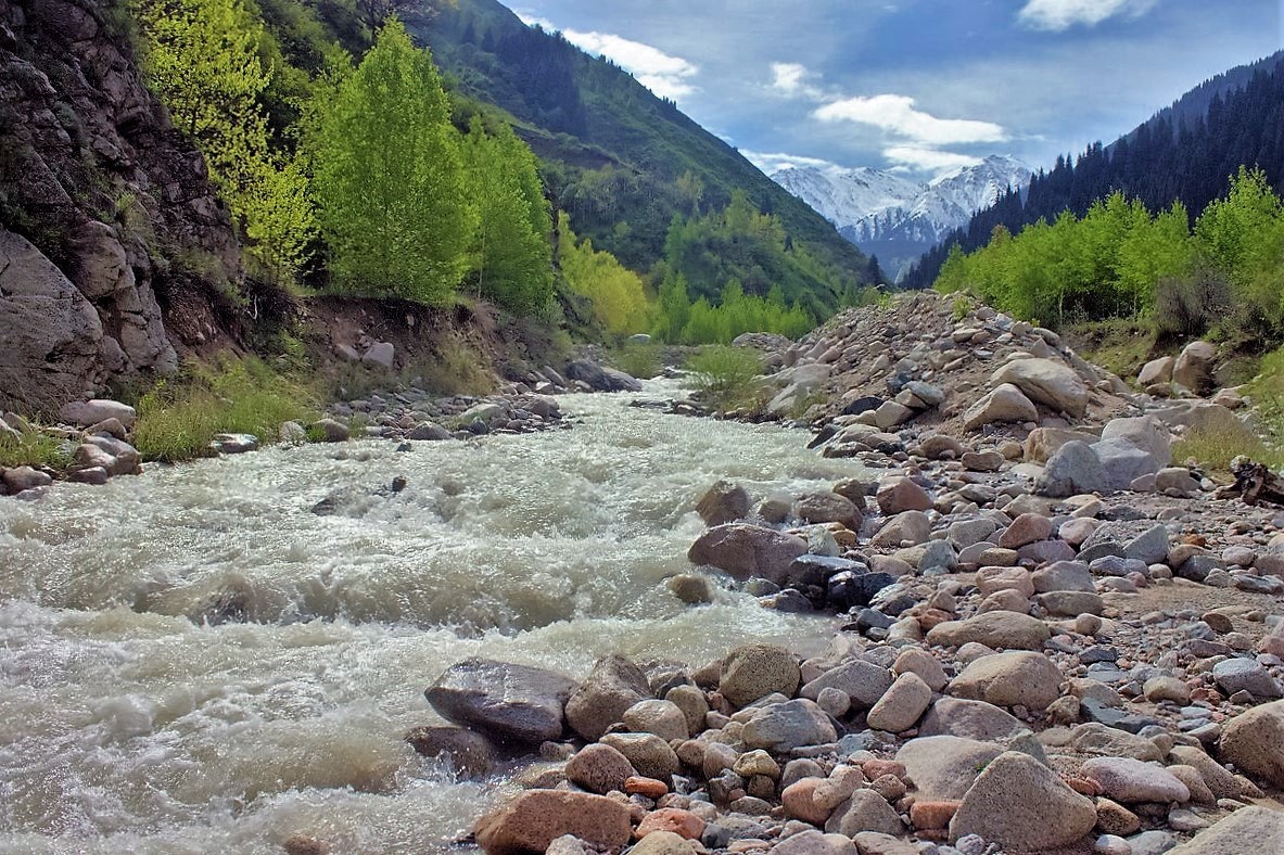Маленькие горные речки. Река большая алматинка. Река большая алматинка в Алматы. Малая алматинка река. Речка малая алматинка Алматы.