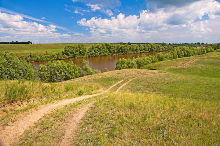 Дорога у реки