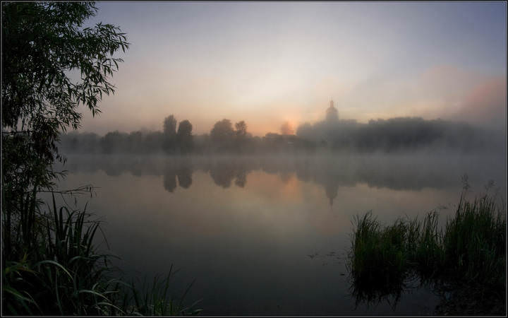 медленно, тихо уходит туман