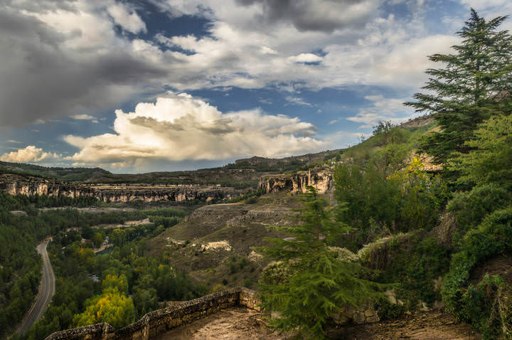 Скалы, небо, городок