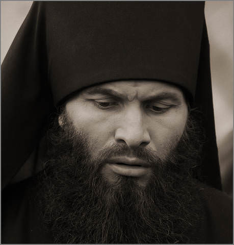 Монах есть тот кто миру не причастен...