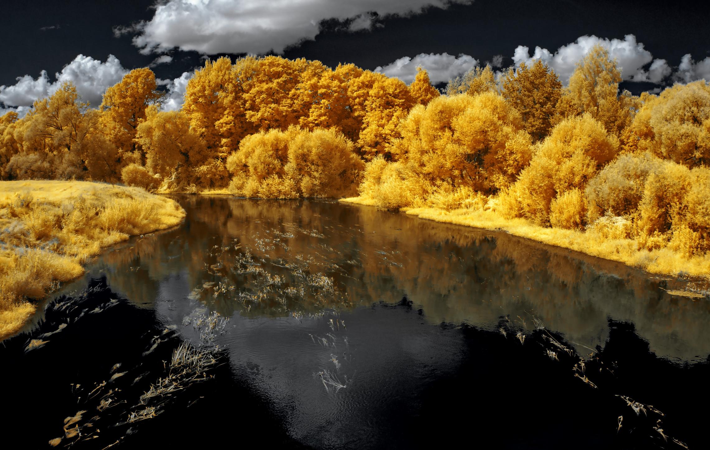С отражениями в черной реке. Инфракрасная фотография.