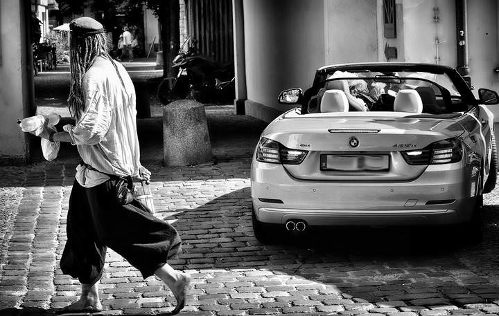 Кому BMW, а кому и босиком...   