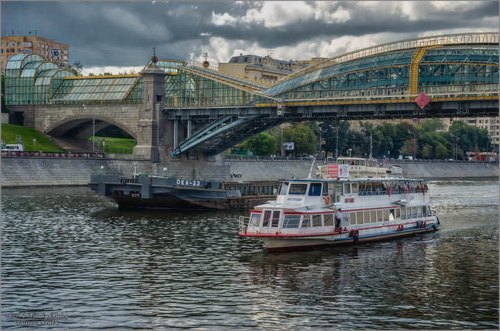 Проходящие под мостом