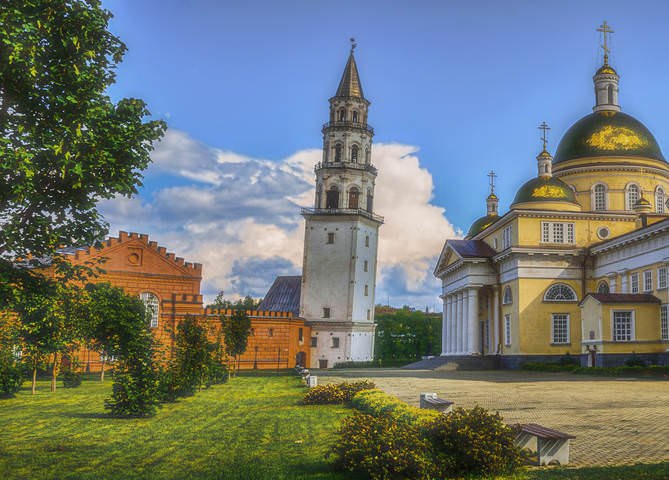 Невьянская падающая башня