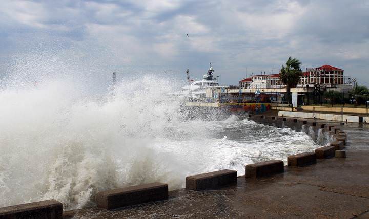 море волнуется 