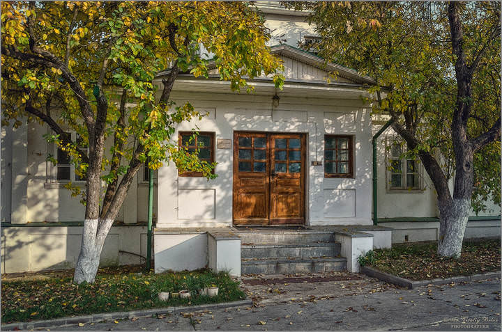 Крыльцо одного из монастырских корпусов