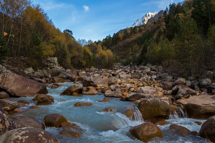 несет свои воды Красная река...