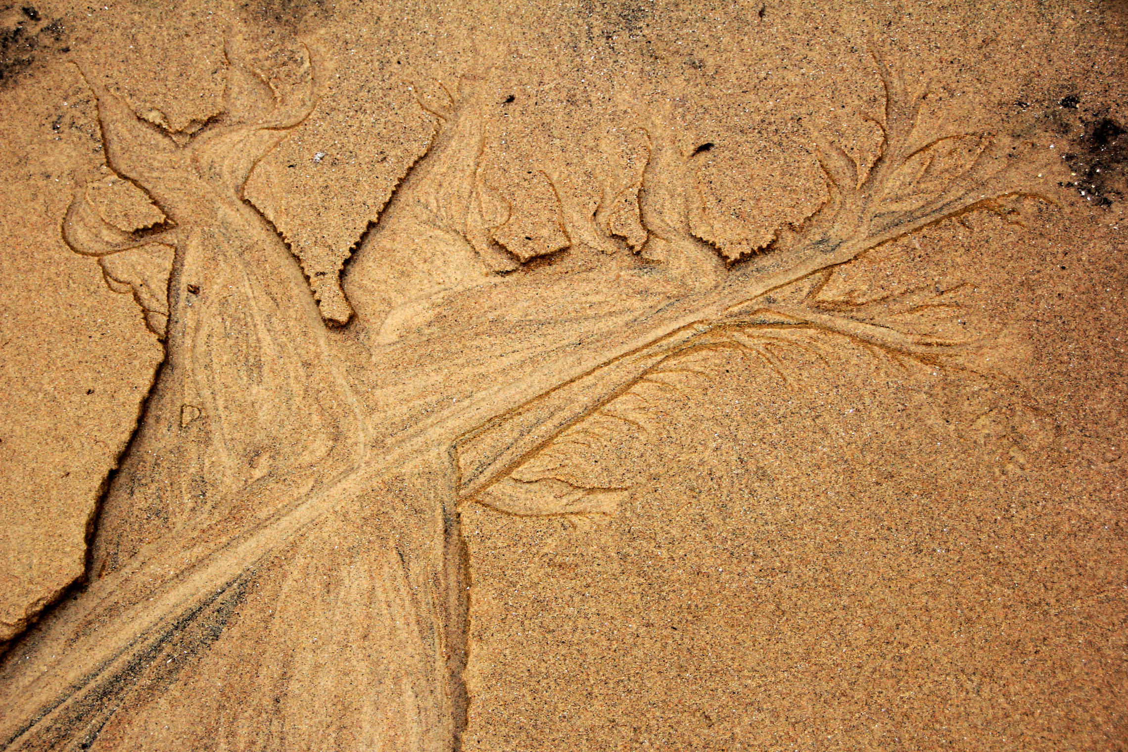 Рисует море на песке