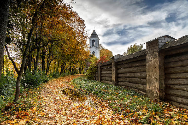Тропа возле монастыря