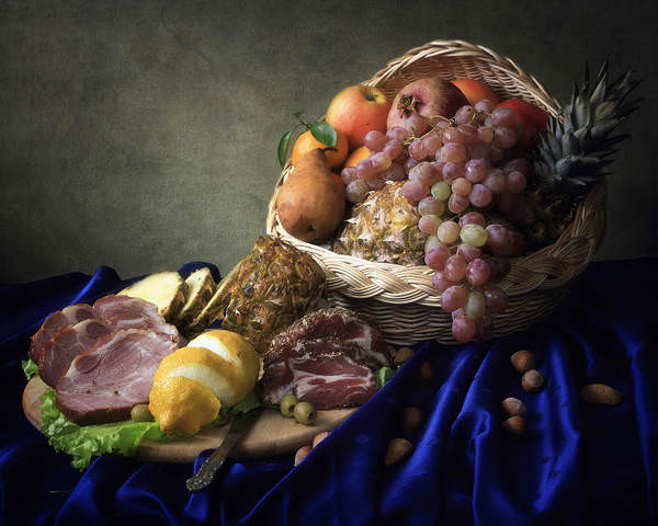 Натюрморт с копченым мясом