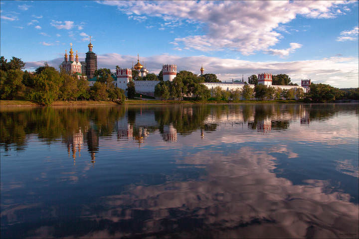 Монастырь на берегу реки.