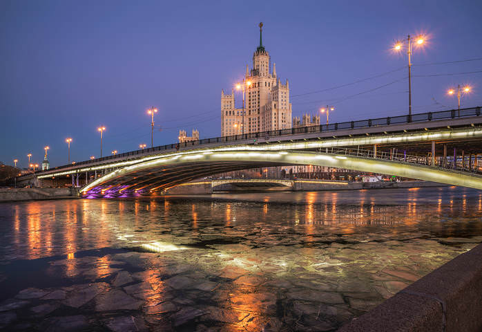 Город зажигает огни