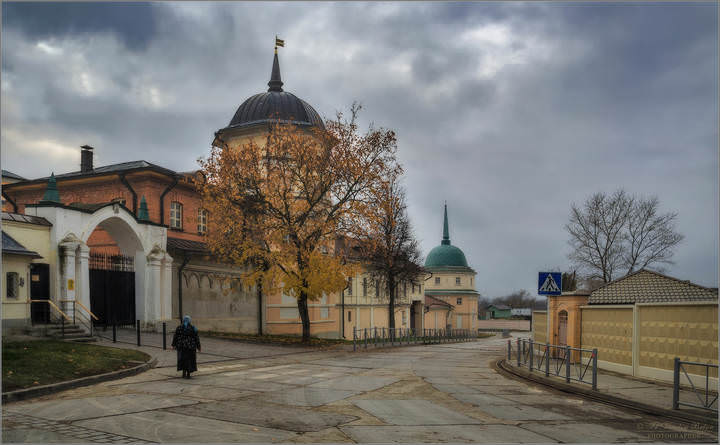 У северных монастырских ворот