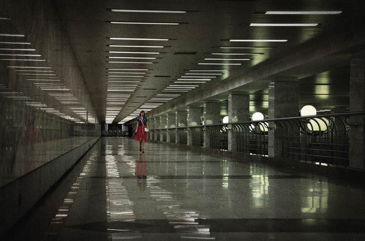 Метро, девушка, фонарь