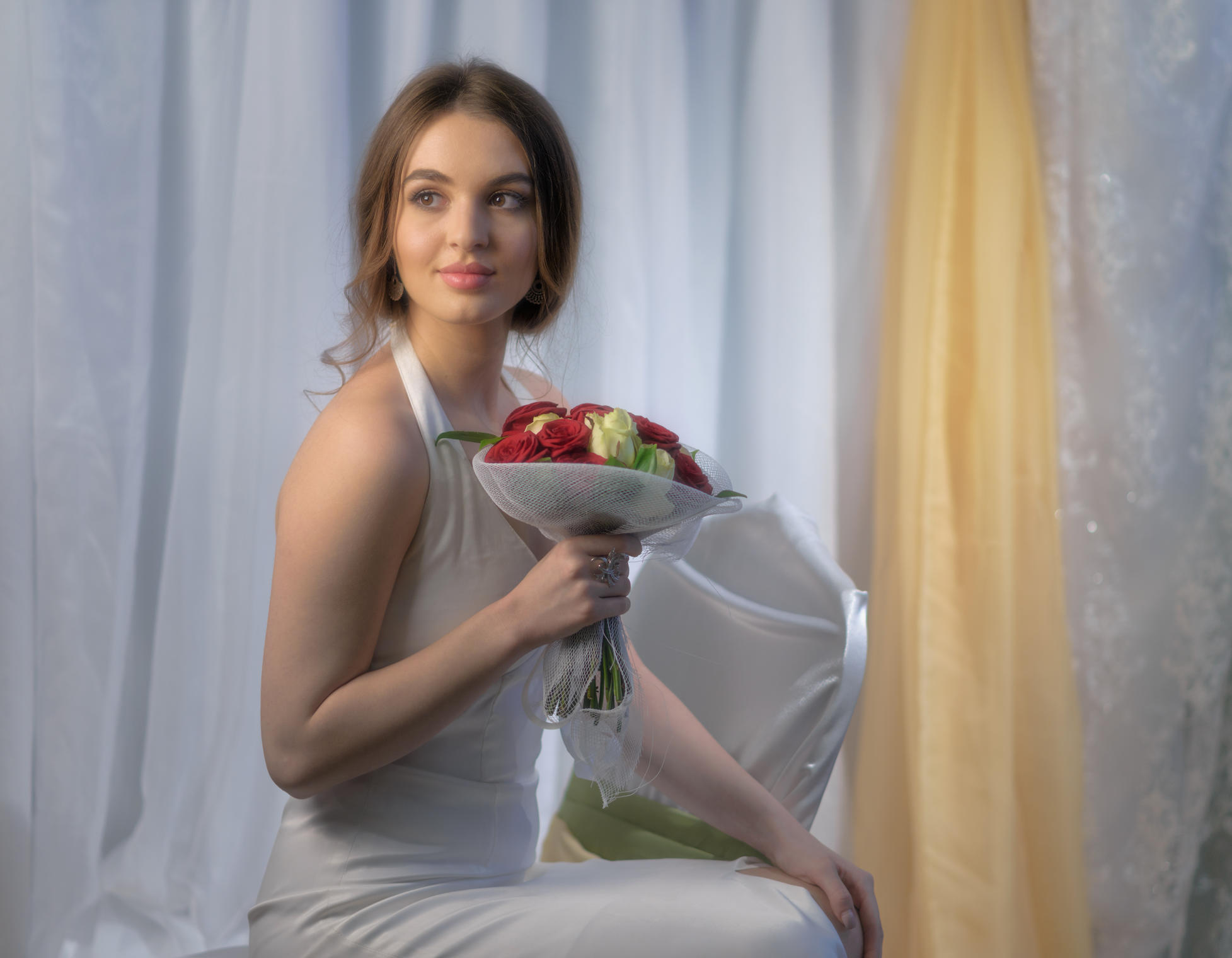 Портрет девушки с букетом роз