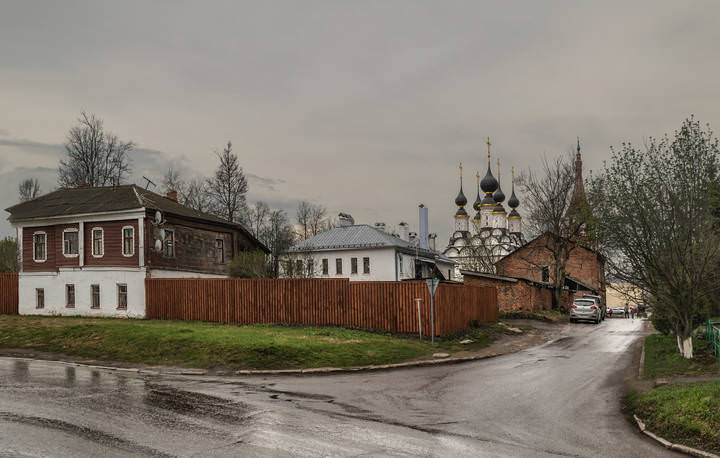 Улицами Суздаля в дождь